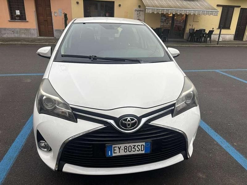 Usata 2015 Toyota Yaris Active Tre volumi | 6400 € (Ottimo prezzo) - Immagine 1/4