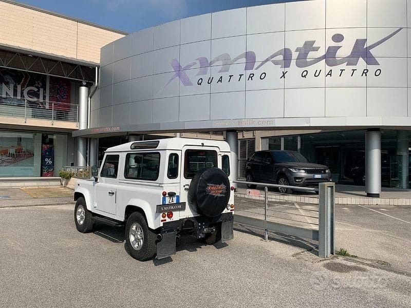 Usata Land Rover Defender 122 CV (89 kW) 2012 Bianco pastello Utilitaria