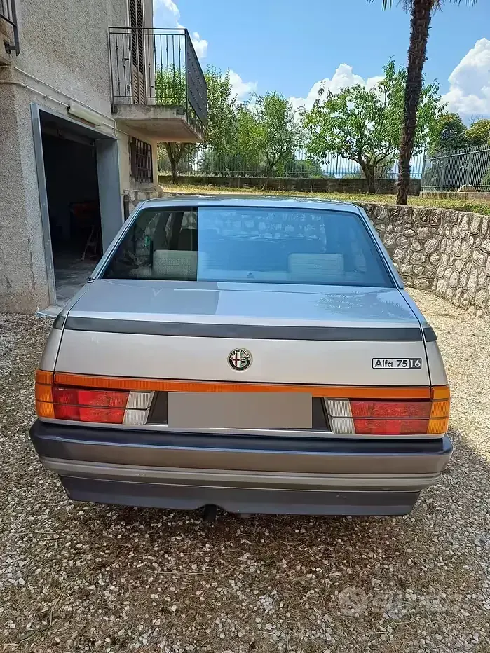 Usata Alfa Romeo 75 110 CV (80 kW) 1987 Grigio Berlina