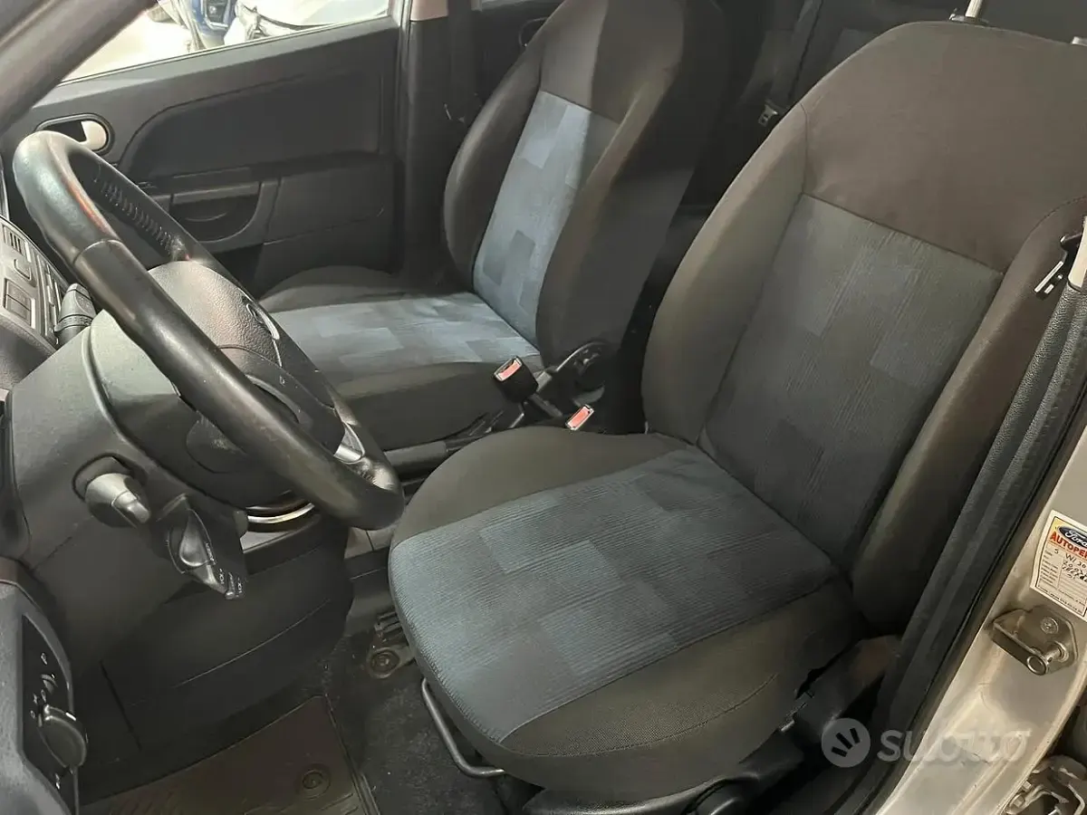 Usata Ford Fiesta Ghia 68 CV (50 kW) 2007 Grigio Utilitaria