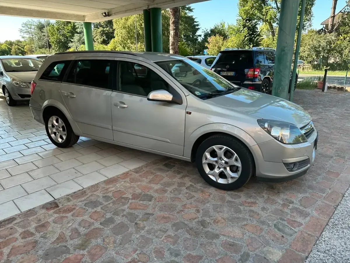Usata Opel Astra Cosmo 105 CV (77 kW) 2005 Argento Station wagon