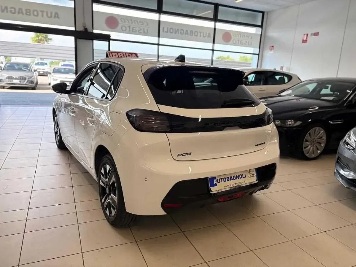 Usata Peugeot 208 Allure 101 CV (74 kW) 2025 Bianco Utilitaria