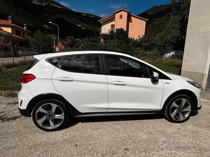 Usata Ford Fiesta Active 86 CV (63 kW) 2019 Bianco Utilitaria