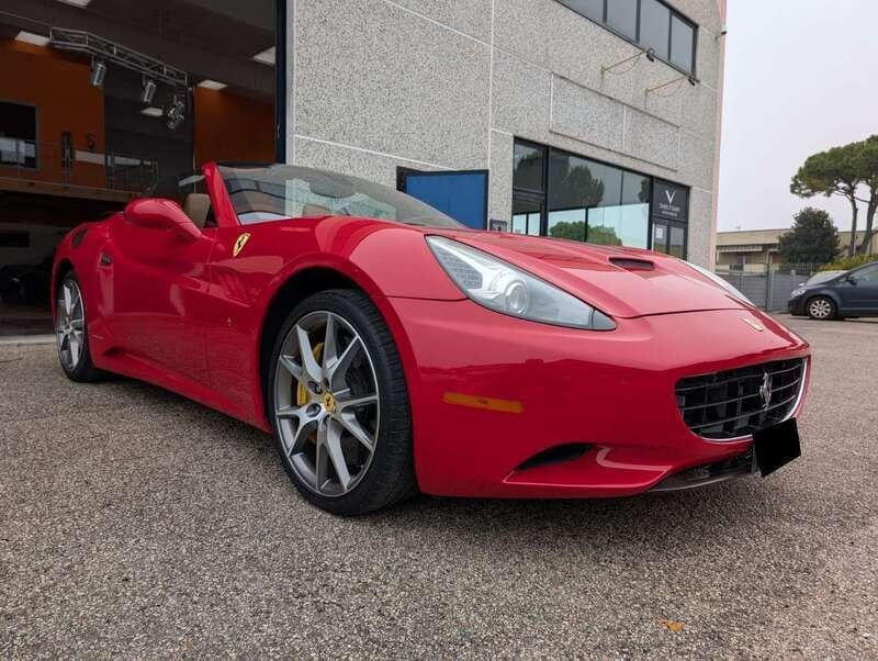 Usata Ferrari California 489 CV (359 kW) 2012 Rosso Cabrio