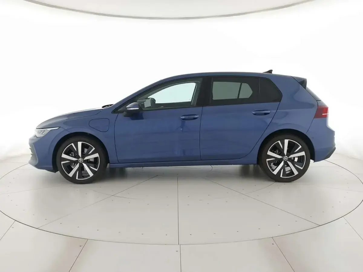 Usata VW Golf VIII Edition 204 CV (150 kW) 2025 Anemone blue metallizzato Berlina