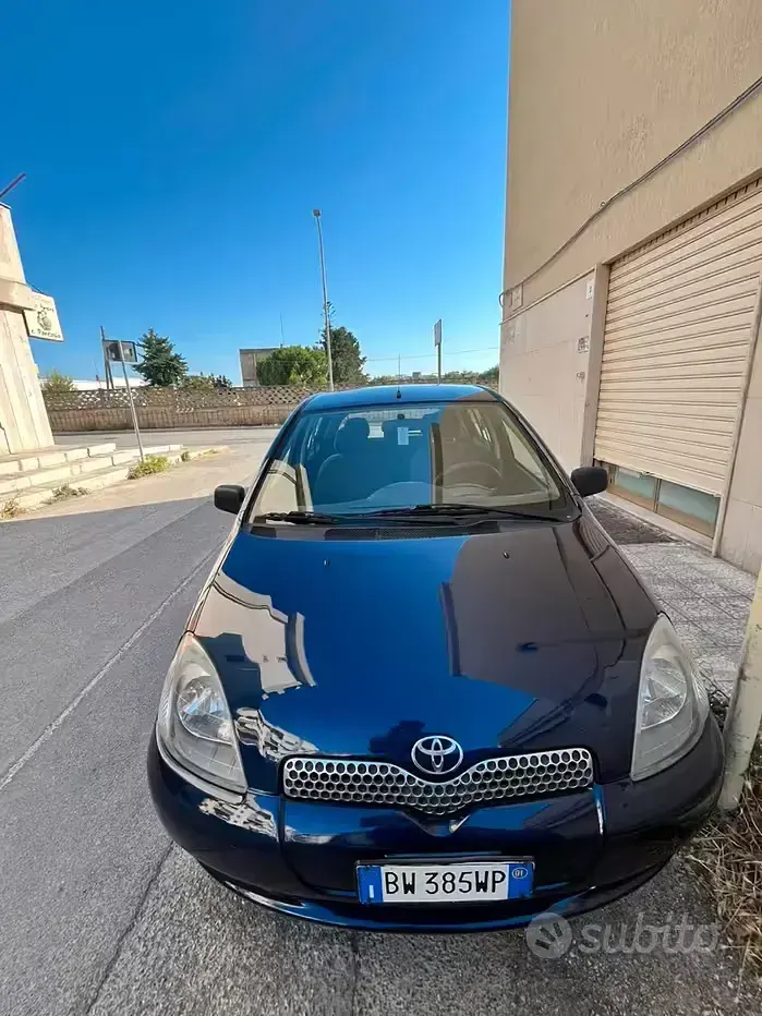 Usata Toyota Yaris 68 CV (50 kW) 2001 Bluazzurro Berlina