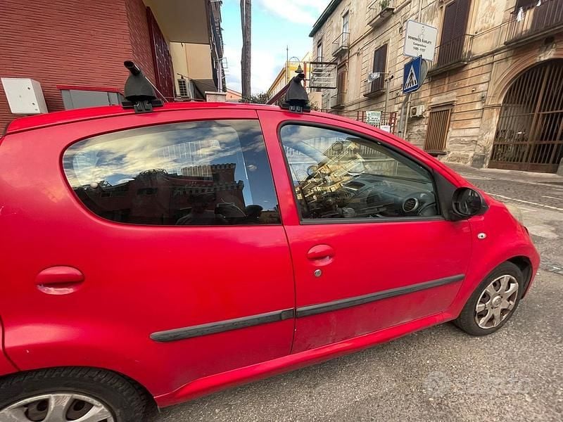 Usata Peugeot 107 68 CV (50 kW) 2011 Rosso Utilitaria