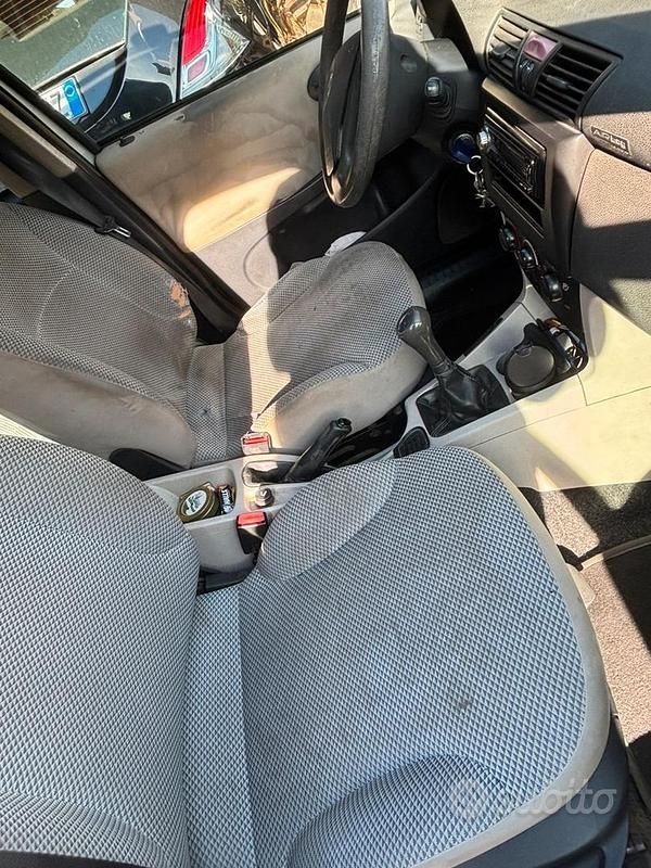 Grigio Usata 2005 Fiat Stilo Tre volumi | 2000 € (Molto cara) - Immagine 1/4