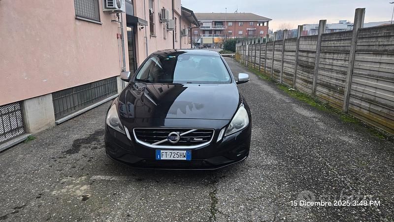 Usata Volvo S60 R-Design 163 CV (119 kW) 2012 Nero Berlina