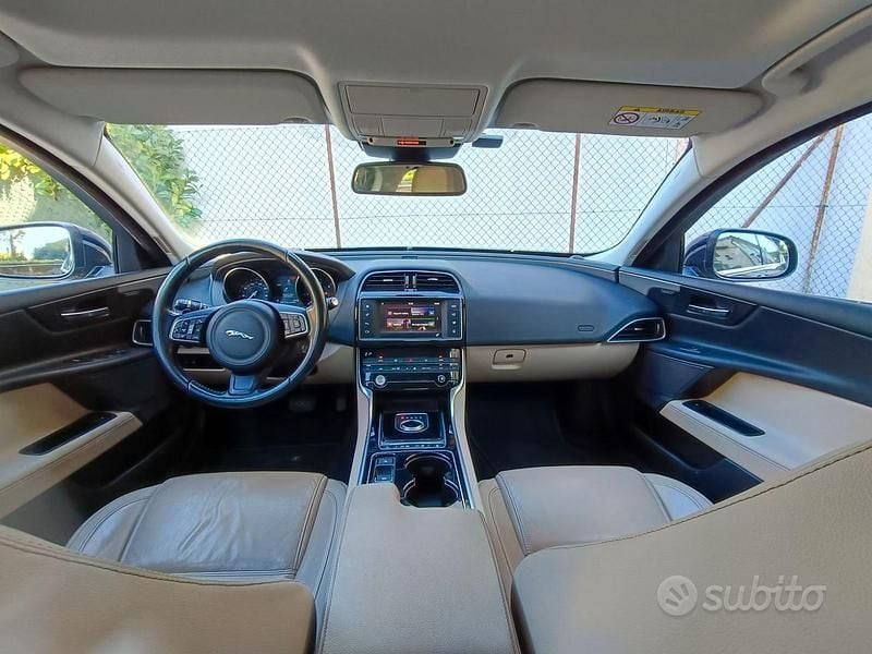 Usata Jaguar XE Prestige 180 CV (132 kW) 2017 Blu Berlina