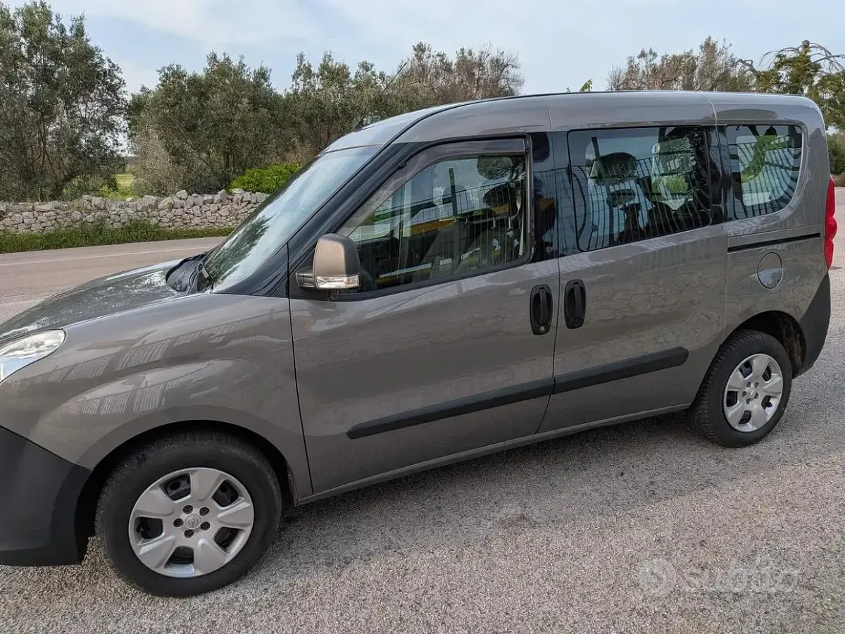 Usata Opel Combo 105 CV (77 kW) 2016 Marrone Monovolume