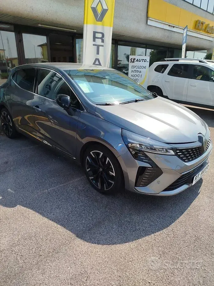 Usado Renault Clio V Techno 101 HP (74 kW) 2024 Cinzento Sedan