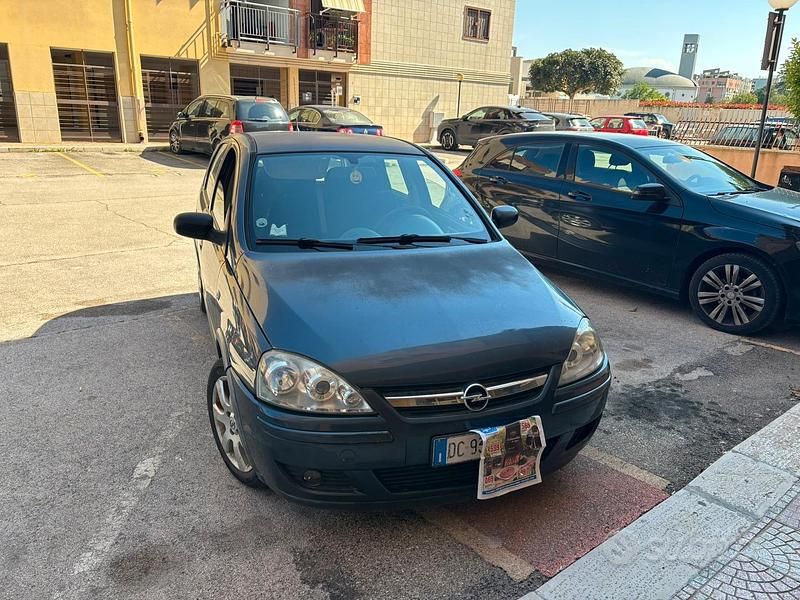 Usata Opel Corsa 65 CV (47 kW) 2005 Blu Utilitaria