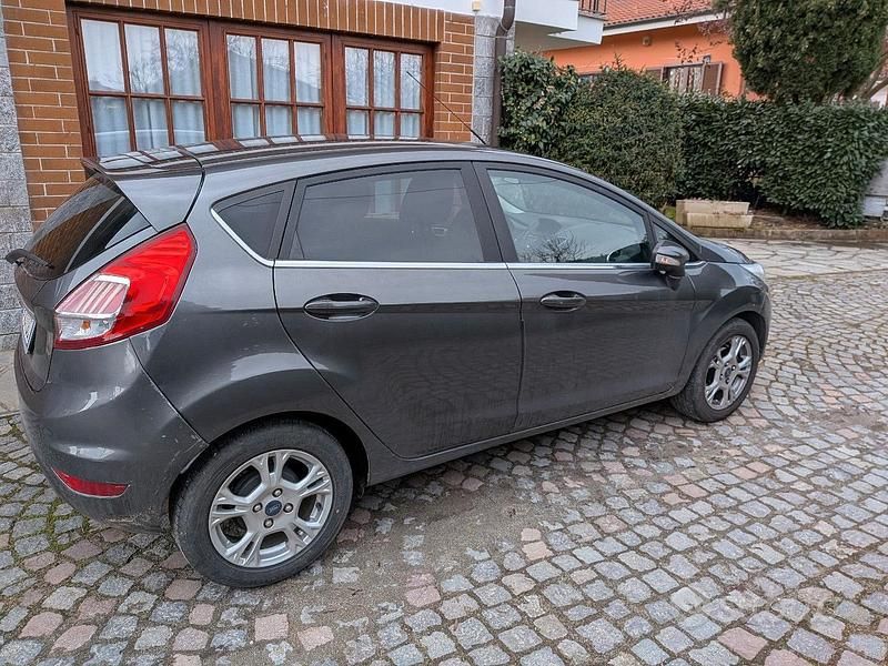Usata Ford Fiesta Titanium 82 CV (60 kW) 2016 Grigio Berlina