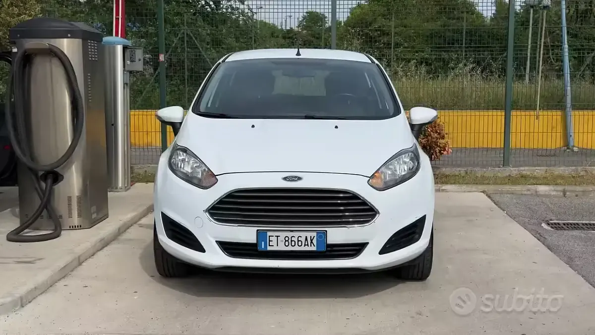 Usado Ford Fiesta Titanium 80 HP (58 kW) 2013 Branco Sedan
