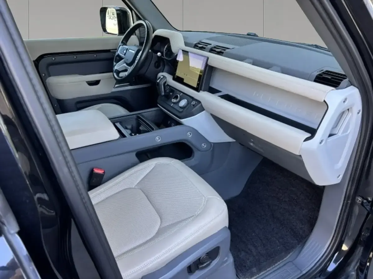 Usata Land Rover Defender SE 200 CV (147 kW) 2022 Santorini black SUV