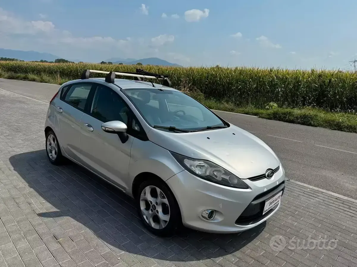 Usata Ford Fiesta 70 CV (51 kW) 2012 Grigio Berlina