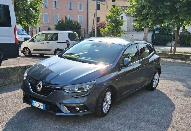 Usata 2016 Renault Mégane III Intens Tre volumi | 9800 € (Buon prezzo) - Immagine 1/4