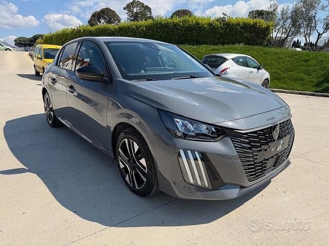 Usata Peugeot 208 Allure 101 CV (74 kW) 2025 Grigio Utilitaria