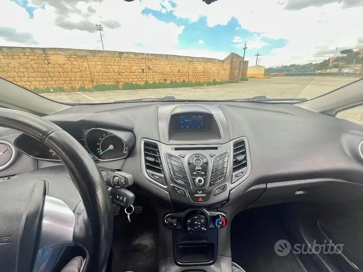 Usata Ford Fiesta 75 CV (55 kW) 2016 Bianco Utilitaria