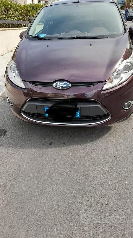 Usata Ford Fiesta 80 CV (58 kW) 2010 Rosso Utilitaria