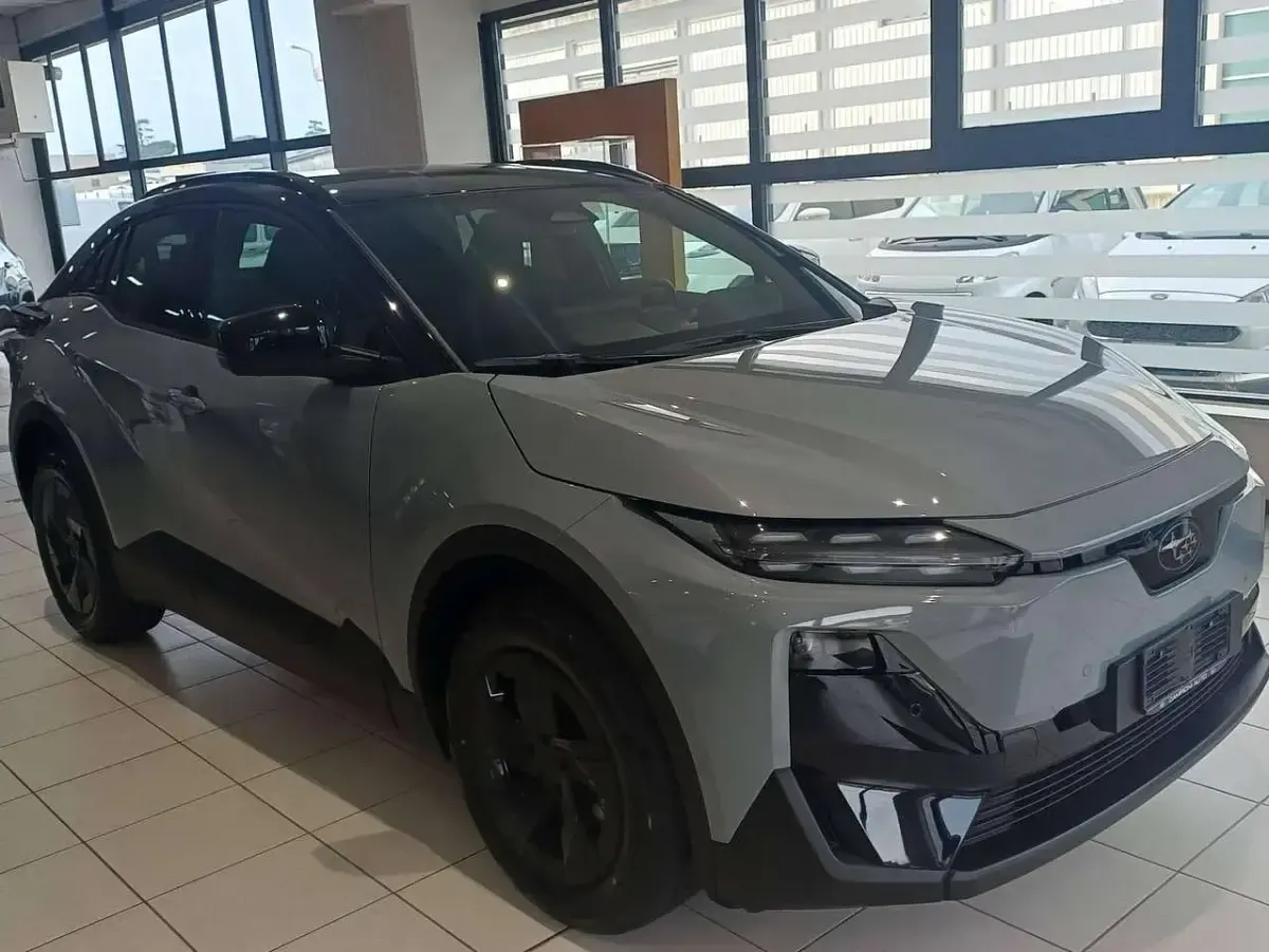 Nuova Subaru Uncharted 164 kW (224 CV) 2026 Grigio con tettino nero SUV