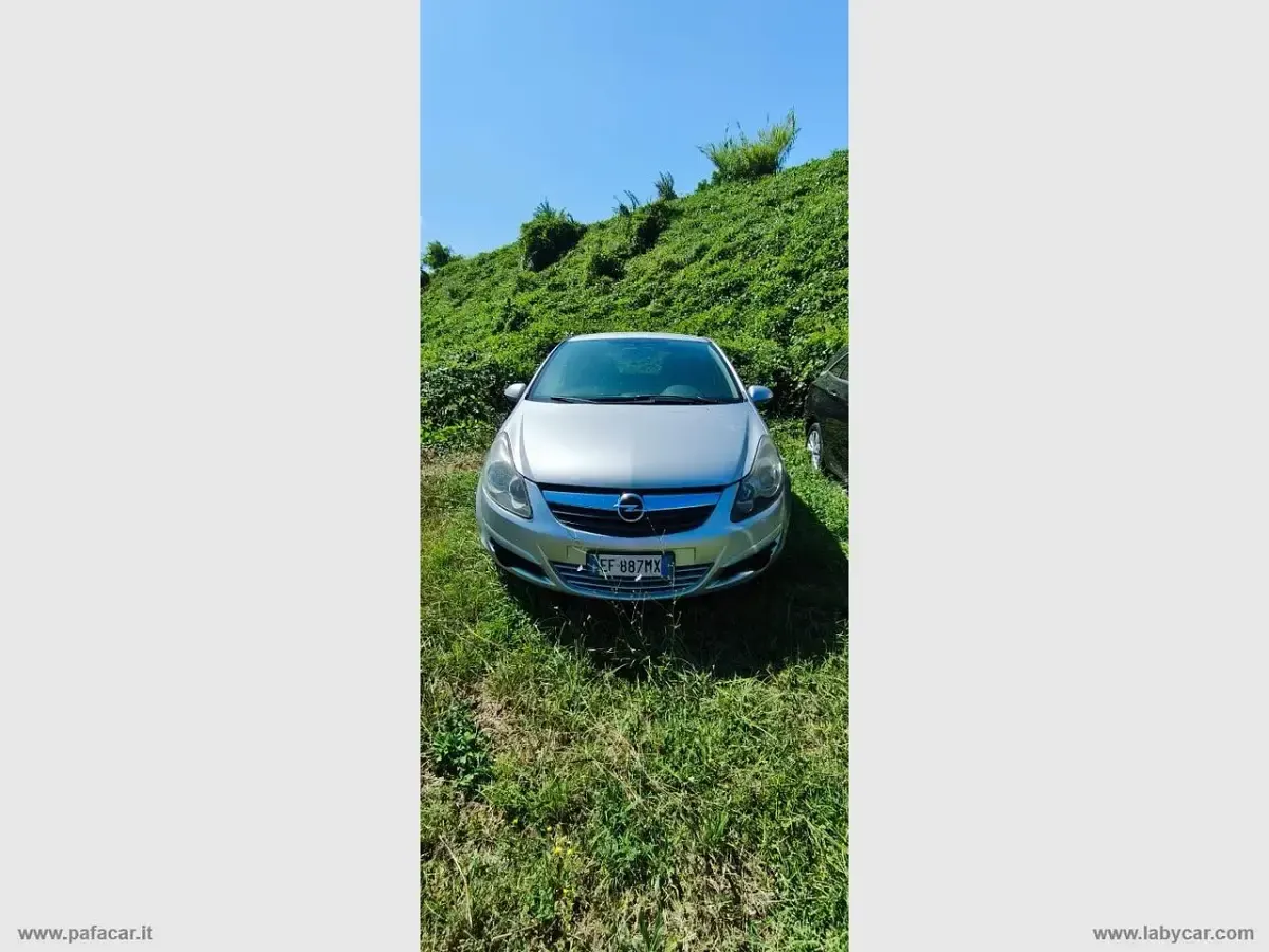 Usado Opel Corsa Edition 95 HP (69 kW) 2011 Prateado Sedan