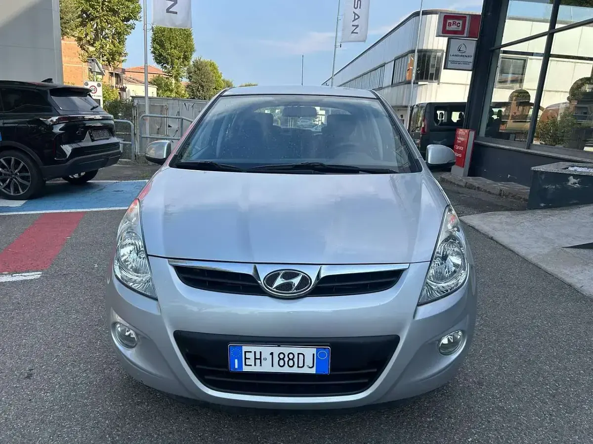 Usata Hyundai i20 Comfort 77 CV (56 kW) 2012 Argento Utilitaria