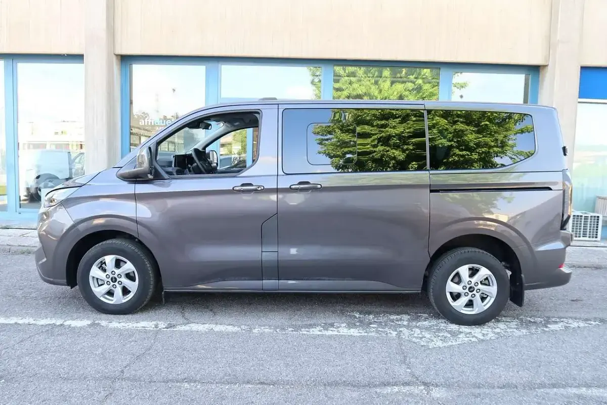Usata Ford Tourneo Custom Titanium 136 CV (100 kW) 2025 Grigio Furgone