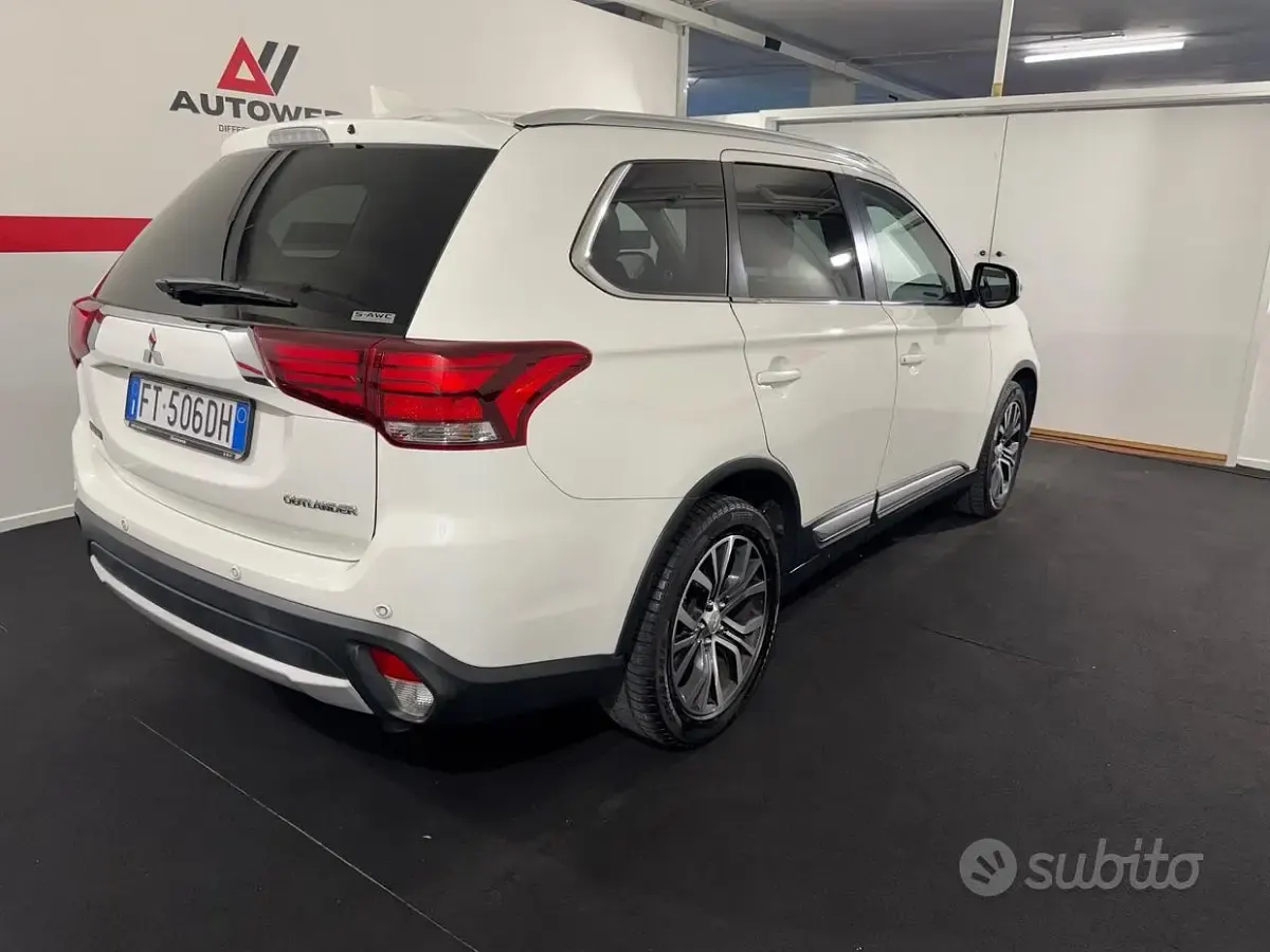 Usata Mitsubishi Outlander Instyle 150 CV (110 kW) 2018 Bianco SUV