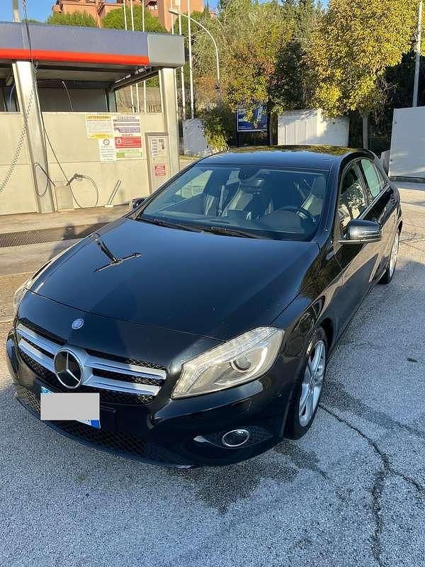Nero Usata 2015 Mercedes A180 Executive Tre volumi | 8900 € (Buon prezzo) - Immagine 1/4