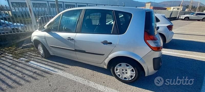 Usata Renault Scénic II 106 CV (77 kW) 2005 Grigio Monovolume