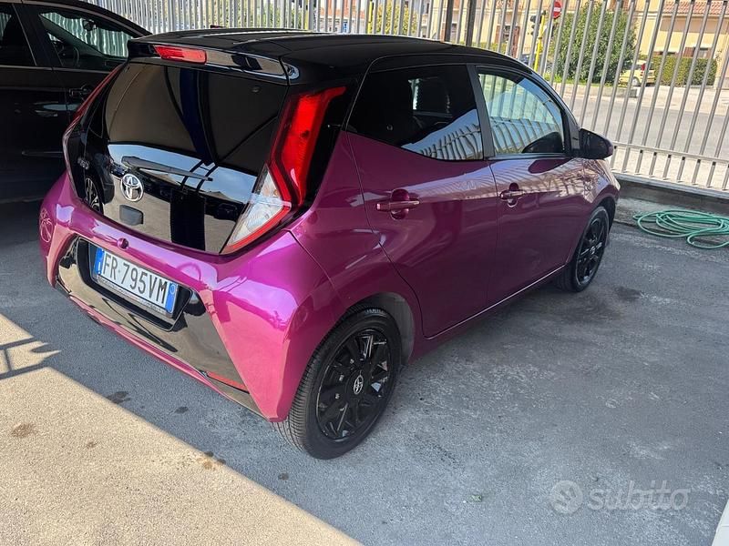 Usata Toyota Aygo Trend 72 CV (52 kW) 2018 Viola Utilitaria