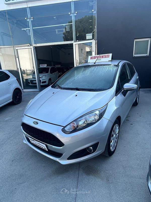 Usata Ford Fiesta 75 CV (55 kW) 2016 Gray Berlina