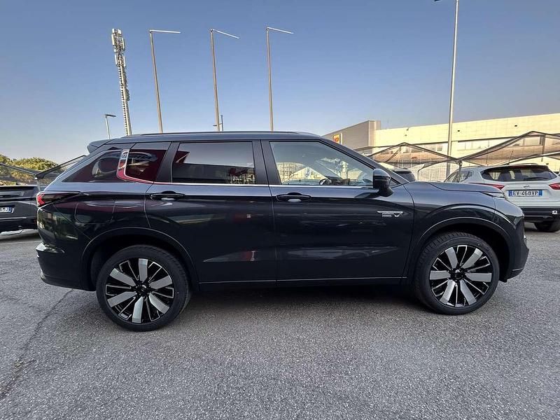 Nuova Mitsubishi Outlander P-HEV Intense 306 CV (225 kW) 2026 Grigio SUV