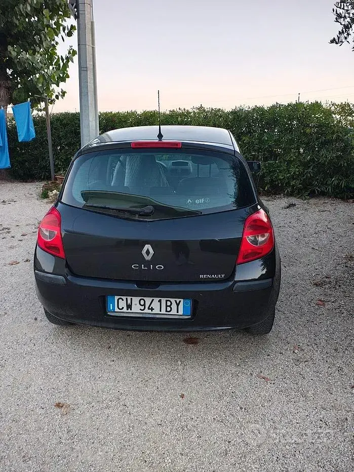 Usata Renault Clio III 75 CV (55 kW) 2007 Nero Berlina