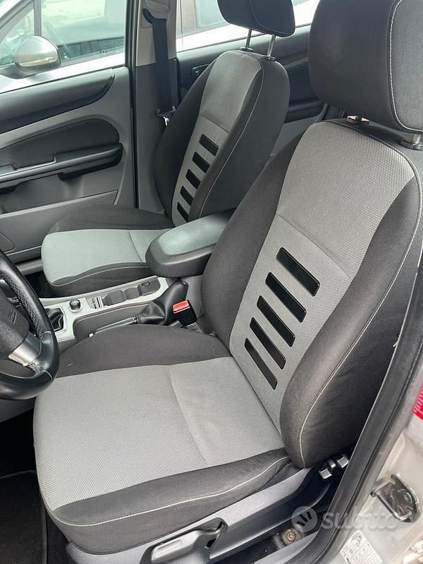 Usata Ford Focus Style 109 CV (80 kW) 2010 Grigio Station wagon