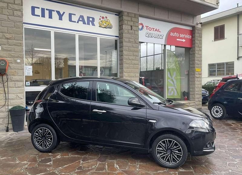 Usata Lancia Ypsilon Gold 69 CV (50 kW) 2023 Nero vulcano Utilitaria