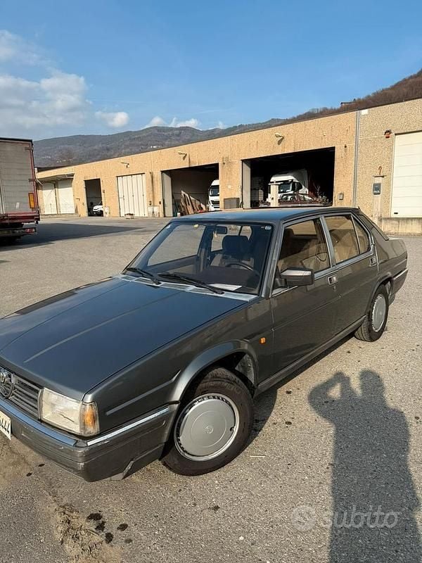 Usata Alfa Romeo 90 128 CV (94 kW) 1986 Grigio Berlina