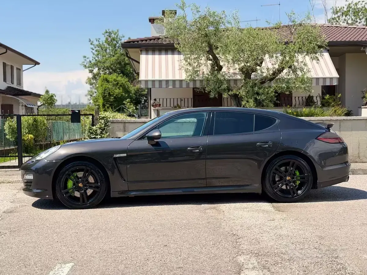 Usata Porsche Panamera 300 CV (220 kW) 2011 Marrone Utilitaria