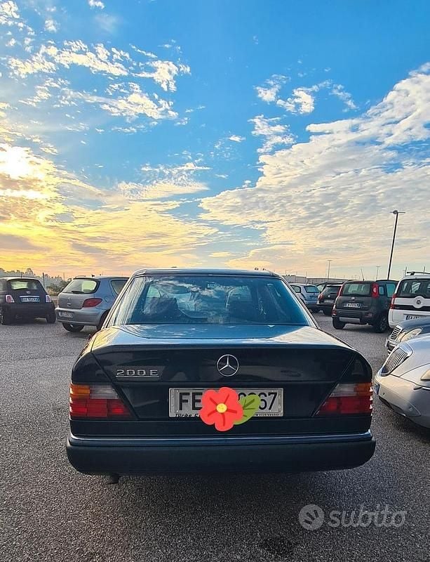 Usata Mercedes E200 122 CV (89 kW) 1991 Blu Berlina