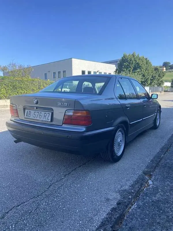 Usata BMW 318 Efficient Dynamics 116 CV (85 kW) 1995 Grigio Berlina