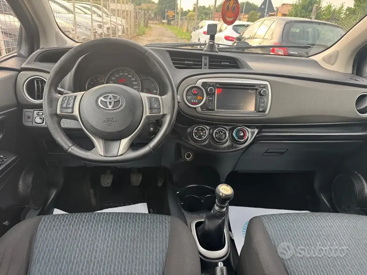 Usata Toyota Yaris Lounge 90 CV (66 kW) 2012 Marrone Utilitaria