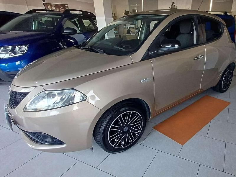 Usata Lancia Ypsilon Gold 69 CV (50 kW) 2018 Oro puro Utilitaria