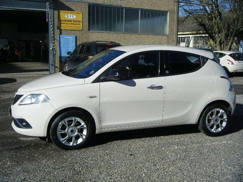Usata Lancia Ypsilon 95 CV (69 kW) 2015 Beige Utilitaria