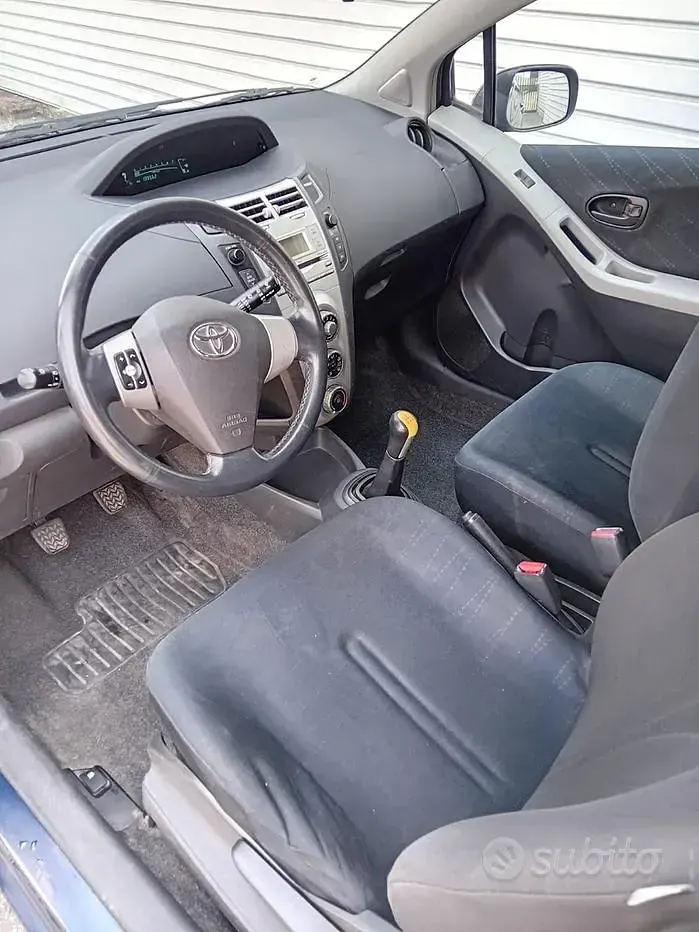 Usata Toyota Yaris 100 CV (73 kW) 2006 Bluazzurro Utilitaria