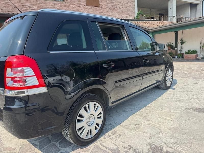 Usata Opel Zafira 150 CV (110 kW) 2013 Nero Monovolume