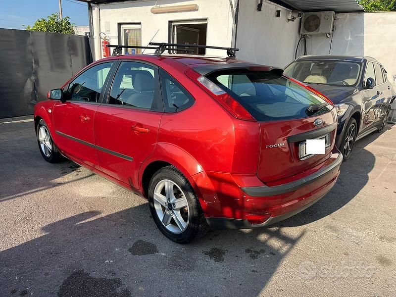 Begagnad Ford Focus 90 HK (66 kW) 2007 Röd Sedan