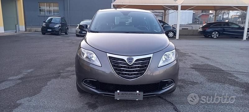 Usata Lancia Ypsilon Gold 70 CV (51 kW) 2014 Grigio medio Utilitaria