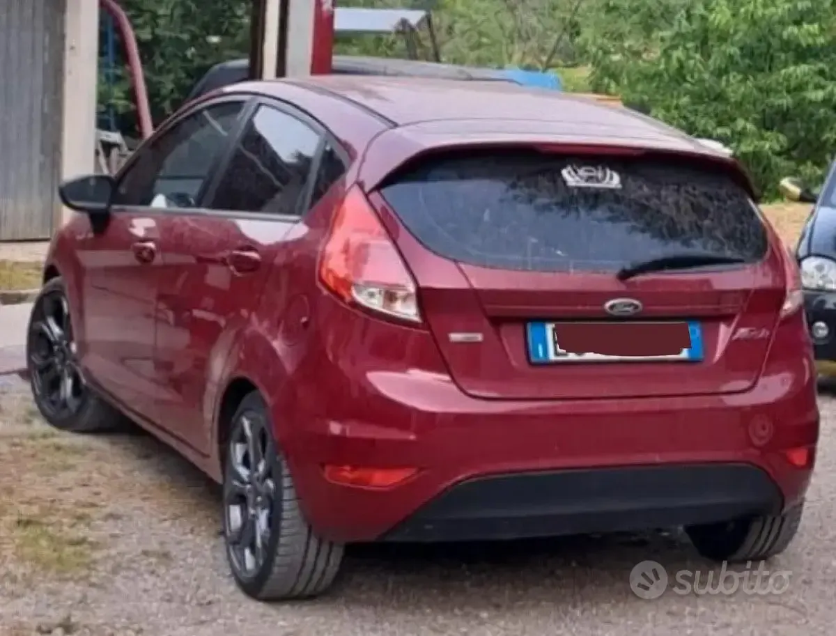 Usata Ford Fiesta 75 CV (55 kW) 2013 Berlina